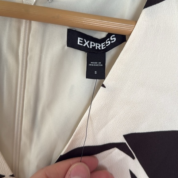 NWOT Express Black and White Wrap Dress with Puff Sleeves S - Picture 2 of 7